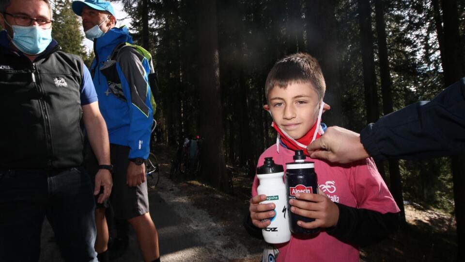 20. etapa Gira bola horskou so všetkým, čo k tomu patrí. Na trati nechýbali ani fanúšikovia, ktorí sa hádzali Saganovi a spol. pod kolesá.