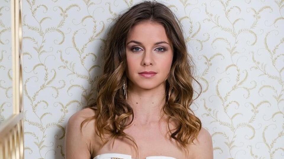 Nela Pocisková - všimnite si tapetu za ňou