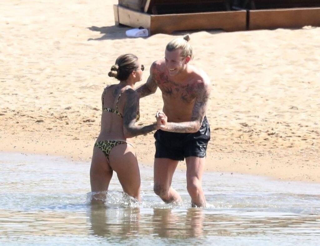 Paparazzi fotografi viackrát striehli na Kariusa na dovolenke. Takto si kedysi užíval s bývalou priateľkou Sofiou. Ich vzťahu však je koniec.
