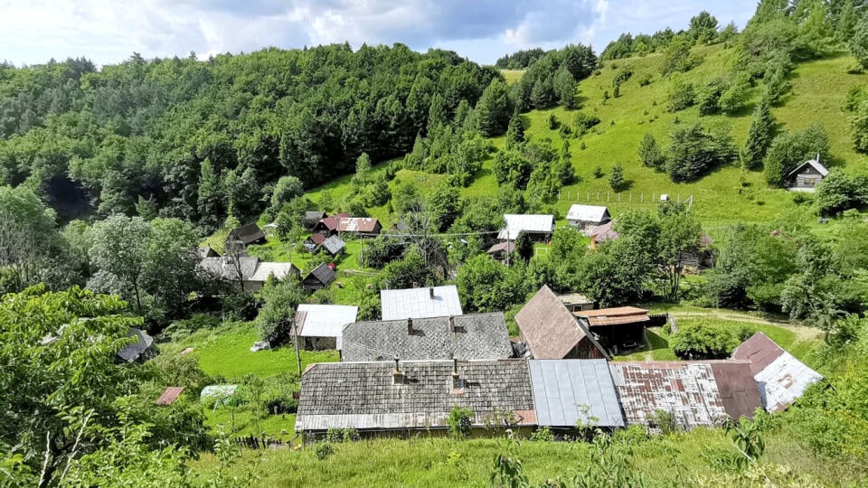 Osada Lačnov leží v úzkom údolí Kopytovského potoka.