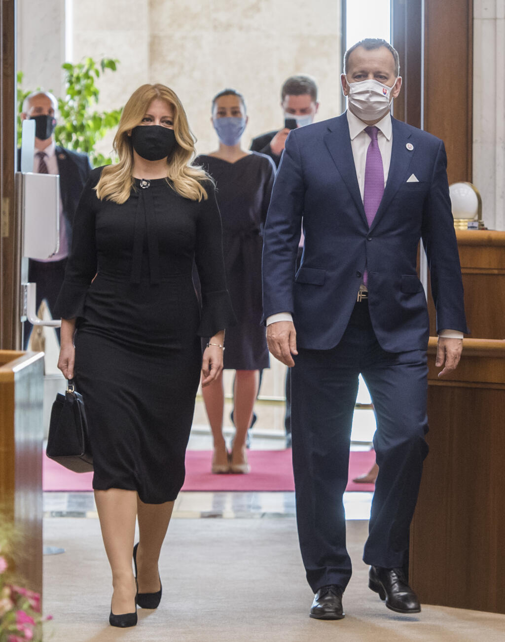 V stredu 13. mája 2020 si prezidentka SR Zuzana Čaputová prišla na zasadnutie parlamentu vypočuť správu o činnosti verejného ochrancu práv za minulý rok. Na snímke prezidentka SR Zuzana Čaputová (vľavo) a predseda Národnej rady Slovenskej republiky Boris Kollár prichádzajú na zasadnutie parlamentu v Bratislave v stredu 13. mája 2020. FOTO TASR - Martin Baumann