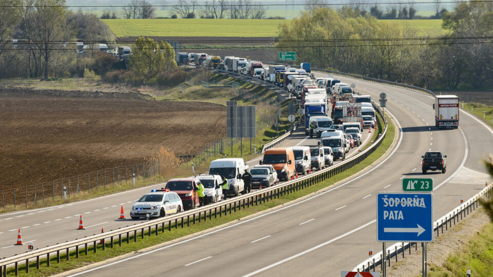 Voľný pohyb osôb je od 8. do 13. apríla 2020 na Slovensku obmedzený. Zakázané je aj uplatňovanie práva pokojne sa zhromažďovať s výnimkou osôb žijúcich v spoločnej domácnosti. Rozhodla o tom vláda v rámci rozšírenia opatrení počas núdzového stavu. Obmedzenie má zabrániť masovému navštevovaniu sa počas veľkonočných sviatkov, a tým riziku zvrátenia doterajšej pozitívnej tendencie minimalizácie šírenia nového koronavírusu na Slovensku. Voľný pohyb osôb je od 8. do 13. apríla 2020 na Slovensku obmed