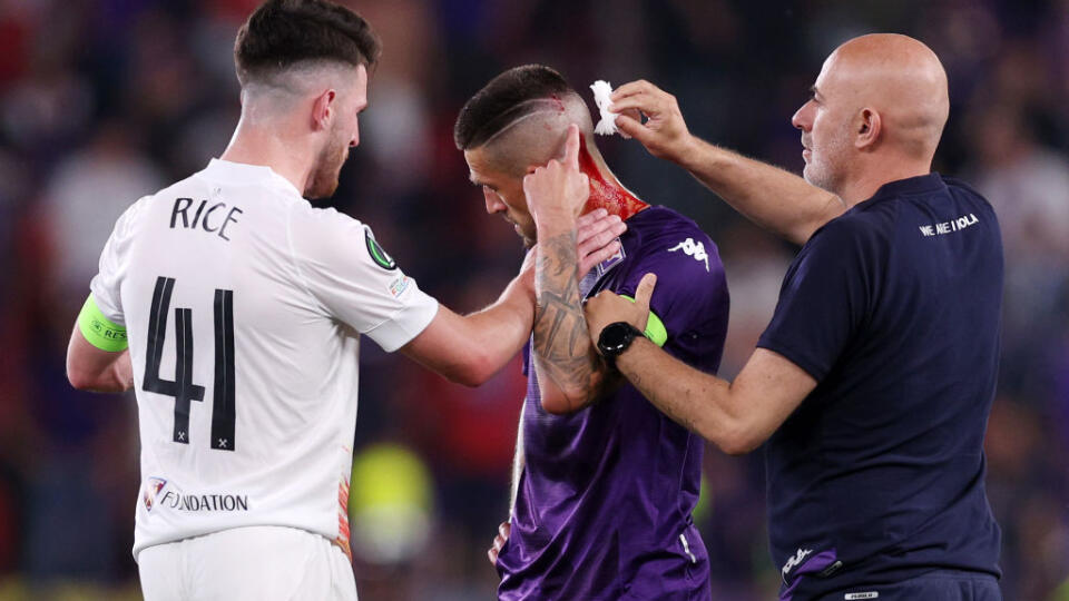 Kapitán Cristiano Biraghi bol zasiahnutý jedným z fanúšikov West Hamu.