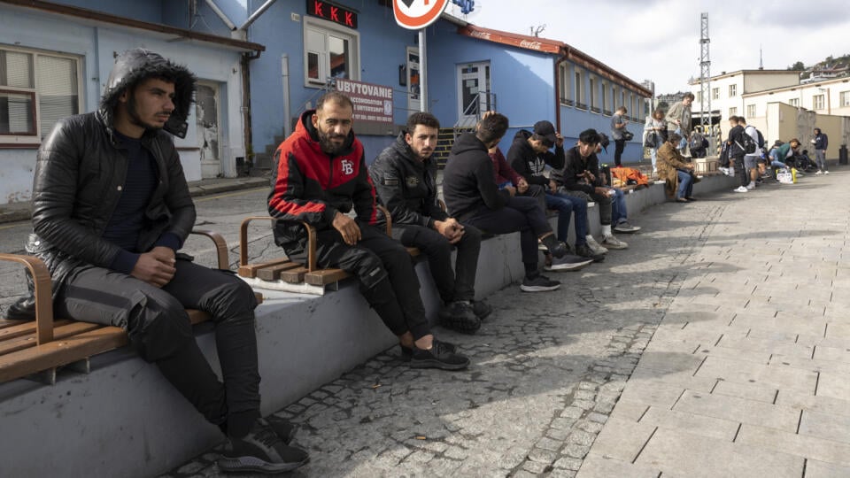 Utečenci na Slovensku. Situácia pred Hlavnou železničnou stanicou v Bratislave, kde sa zdržiavajú početné skupiny migrantov pochádzajúcich prevažne zo Sýrie. Polícia situáciu monitoruje.