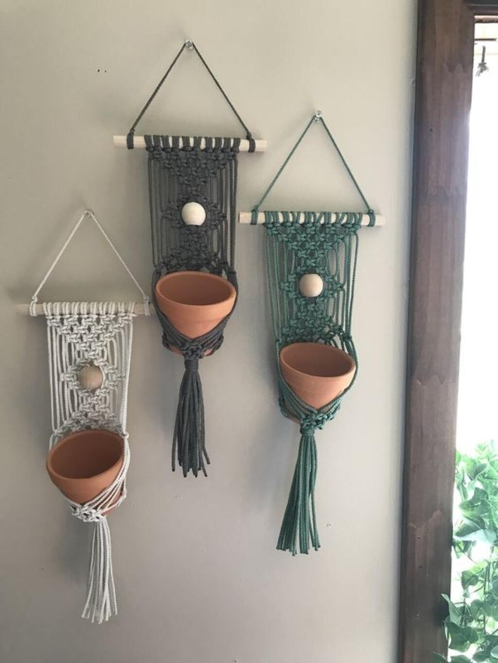 Macrame držiaky črepníkov oživia každú stenu.