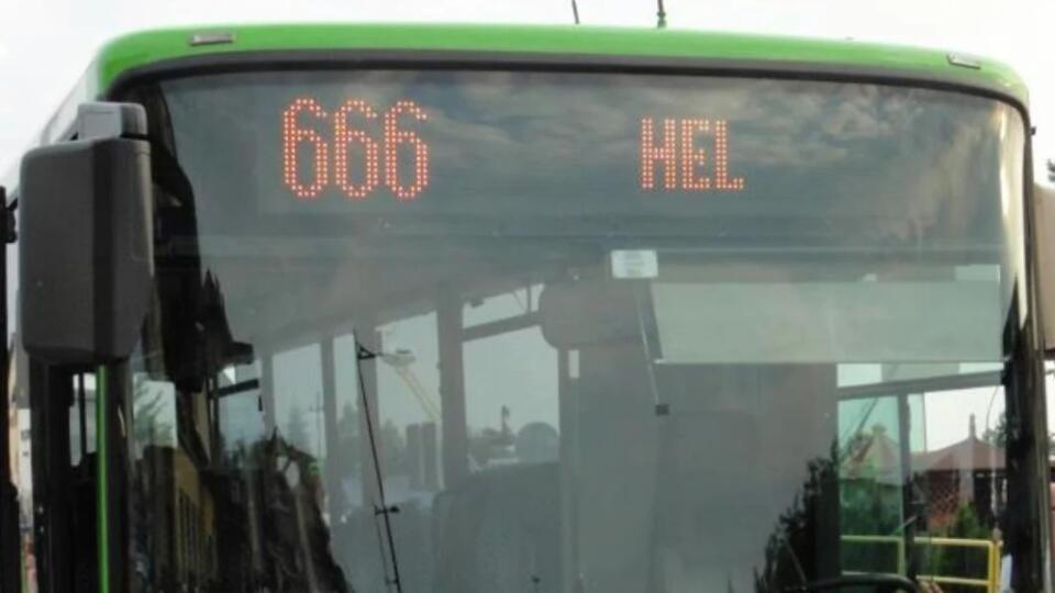 "Pekelná" autobusová linka číslo 666 do mesta Hel na poľskom pobreží Baltského mora bude prečíslovaná.