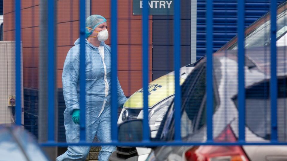 Policajta zastrelil zatýkaný muž priamo na policajnej stanici v Lonýne, následne mal namieriť zbraň aj na seba.