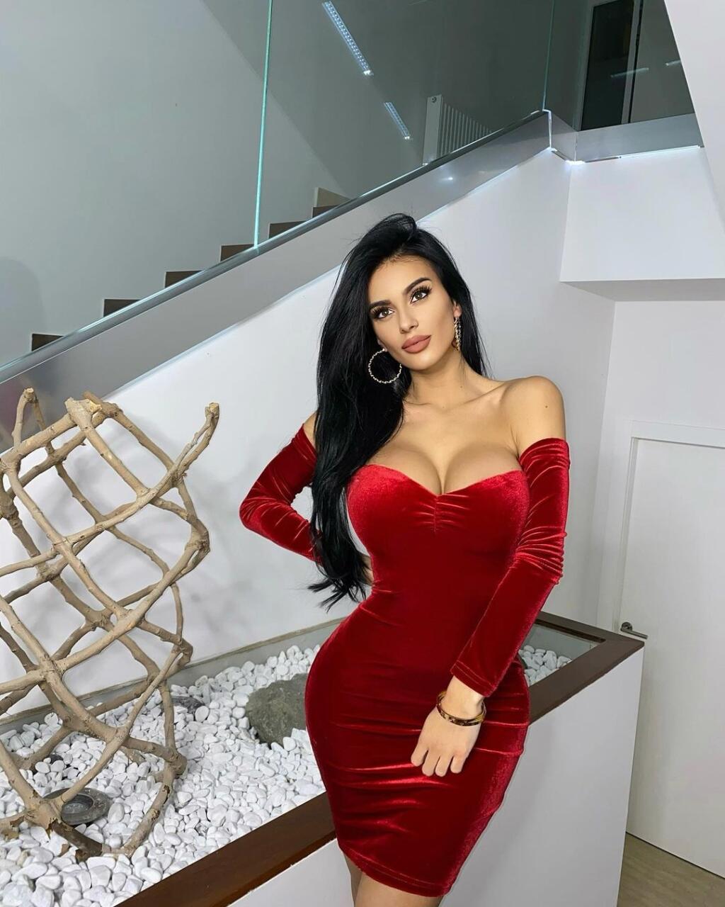 Sexi Angiela Šimačová sa rada chváli svojimi prsiami aj guľatým zadočkom.