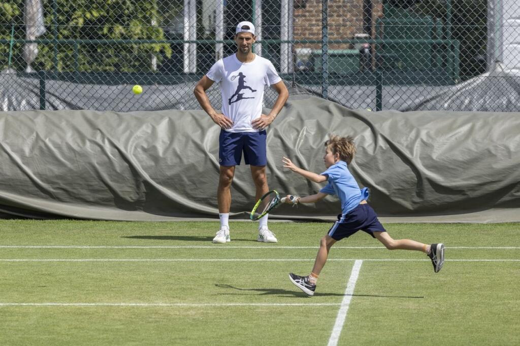 Djokovičovým sparingpartnerom na Wimbledone je aj jeho syn Stefan, s ktorým trénuje na tráve.