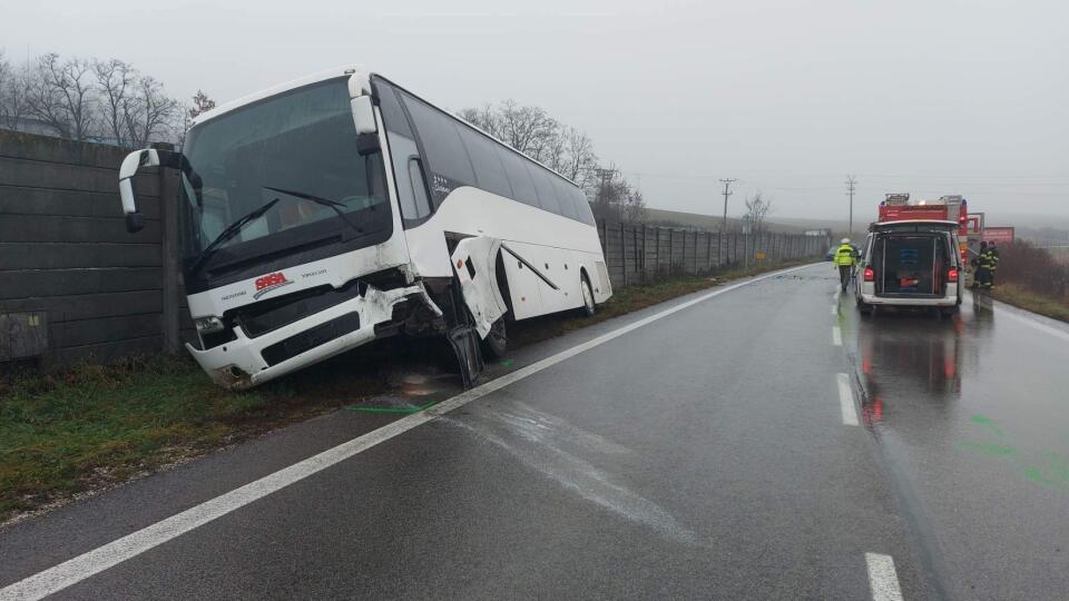 Vodič osobného auta neprežil.