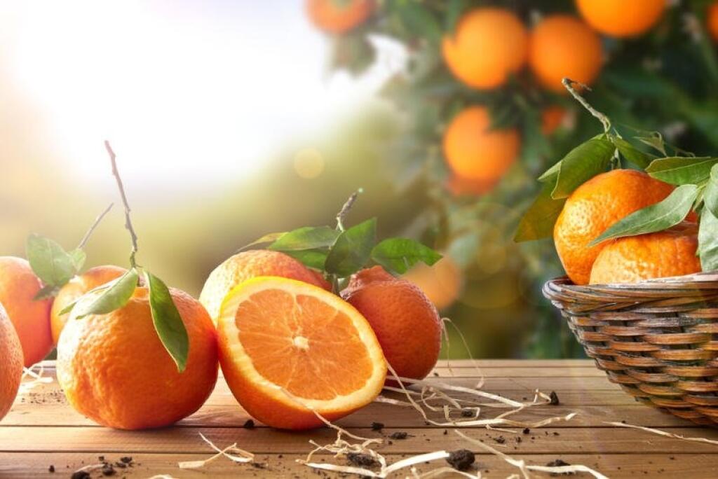 Používate pri pečení či varení nastrúhanú kôru z citrusov? Pomaranče či citróny sú chemicky ošetrované a aj keď ich vydrhnete pod horúcou vodou, nikdy z nich všetku chémiu nedostanete. V tomto prípade platí zásada, že ak budete potrebovať kôru, tak siahajte výlučne po chemicky neošetrovaných citrusoch.