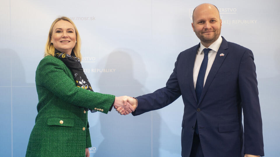 Na snímke zľava ministerka obrany Českej republiky Jana Černochová a minister obrany SR Jaroslav Naď (OĽaNO) si podávajú ruky počas prijatia na pôde rezortu obrany v Bratislave v piatok 18. marca 2022. FOTO TASR - Jakub Kotian