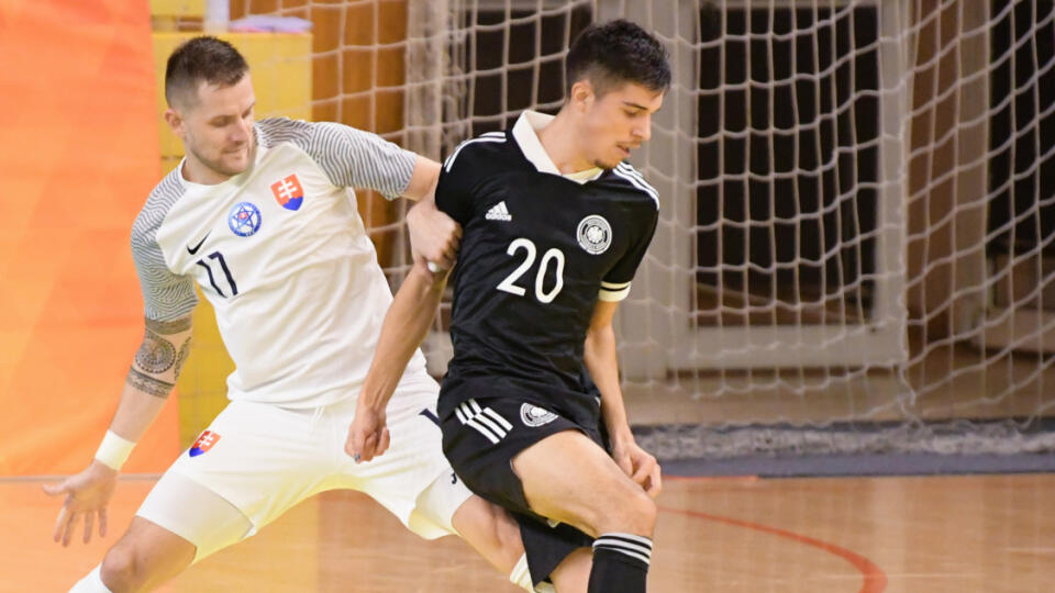 Na snímke zľava Patrik Zaťovič (Slovensko) a Luis Drees (Nemecko) v zápase kvalifikácie 12. skupiny MS 2024 vo futsale Slovensko - Nemecko 9. novembra 2022 v Leviciach. FOTO TASR - Henrich Mišovič