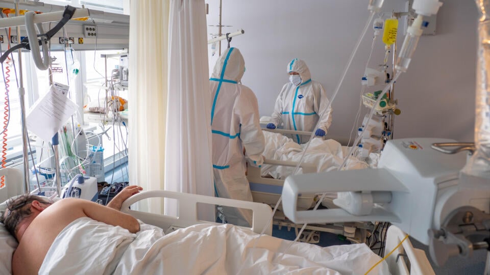 Zdravotníci v galantskej nemocnici vykonávajú veľmi náročnú prácu. Pacientov chorých na kovid musia okrem iného pravidelne polohovať. Pacientom sa lepšie dýcha na bruchu a boku.