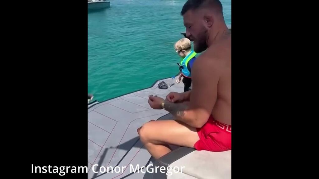 FOTO Baby, držte si klobúky! McGregor vytasil svoje vyrysované svaly na luxusnej oslave