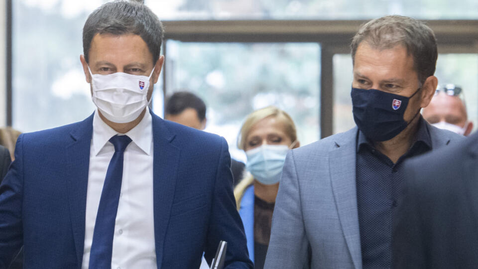 Na snímke vľavo premiér SR Eduard Heger a vpravo minister financií SR Igor Matovič (obaja OĽaNO) prichádzajú na 28. schôdzu vlády SR 31. augusta 2021 v Bratislave. FOTO TASR - Martin Baumann