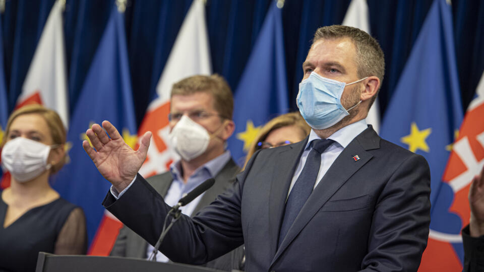 Na snímke je vpravo predseda vlády SR Peter Pellegrini na tlačovej konferencii po mimoriadnom rokovaní vlády SR v Bratislave