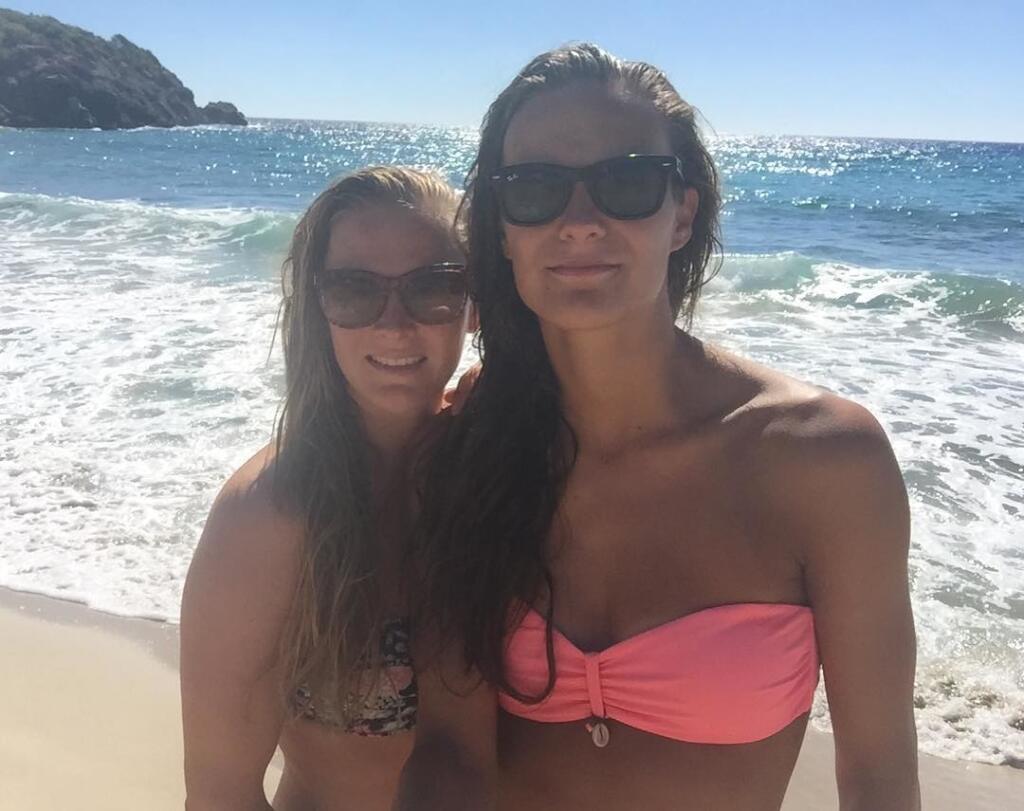 Ich cesty sa však rozišli. Lucie prestúpila tento rok do Ajaxu Amsterdam. Claudia aj naďalej oblieka dres nemeckého veľkoklubu. O niekoľko rokov staršia Holanďanka Claudia prijala po svadbe priezvisko českej reprezentantky.