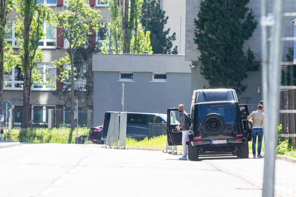 Na snímke zástupcovia futbalového klubu ŠK Slovan Bratislava, Ivan Kmotrík mladší a Richard Trutz prichádzajú na rokovanie s Vladimírom Weissom starším, ktorý by sa mal stať novým trénerom Slovana.