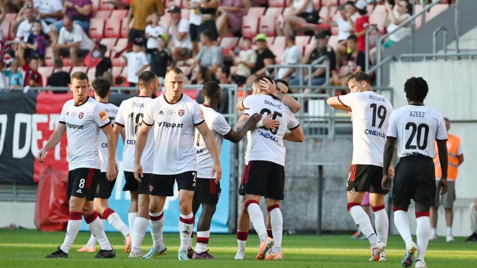 Na snímke radosť hráčov Trnavy po strelení gólu počas zápasu 4. kola Niké ligy medzi FC Spartak Trnava a FK Železiarne Podbrezová v Trnave v nedeľu 20. augusta 2023. FOTO TASR - Lukáš Grinaj