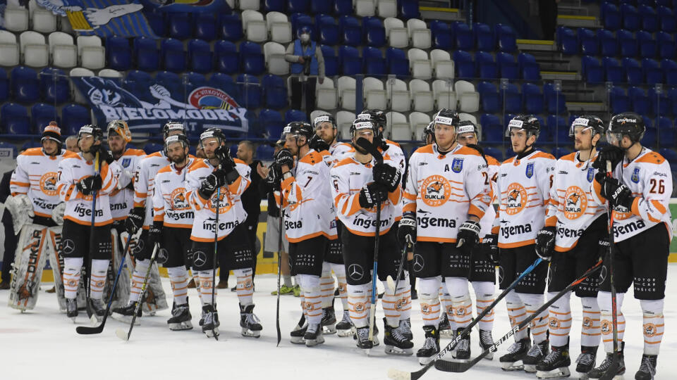 Na snímke hráči Michaloviec po prehre 1:3 v šiestom zápase semifinále Kaufland play off Tipos extraligy v hokeji HK Poprad - HK Dukla Ingema Michalovce v Poprade 24. apríla 2021. FOTO TASR - František Iván