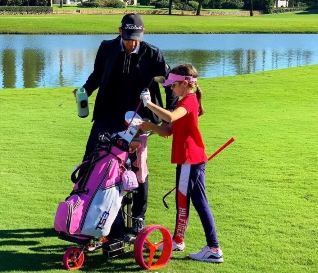 Malá Ella sa rovnako ako jej slávny otec venovala v minulosti tenisu, no všetko nasvedčuje tomu, že svoju budúcnosť spája už len s golfom. „Tenis ju prestal baviť, lebo sa pri ňom musí veľa behať. Zhruba pred poldruha rokom sa rozhodla výlučne pre golf a zatiaľ jej ide vynikajúco,