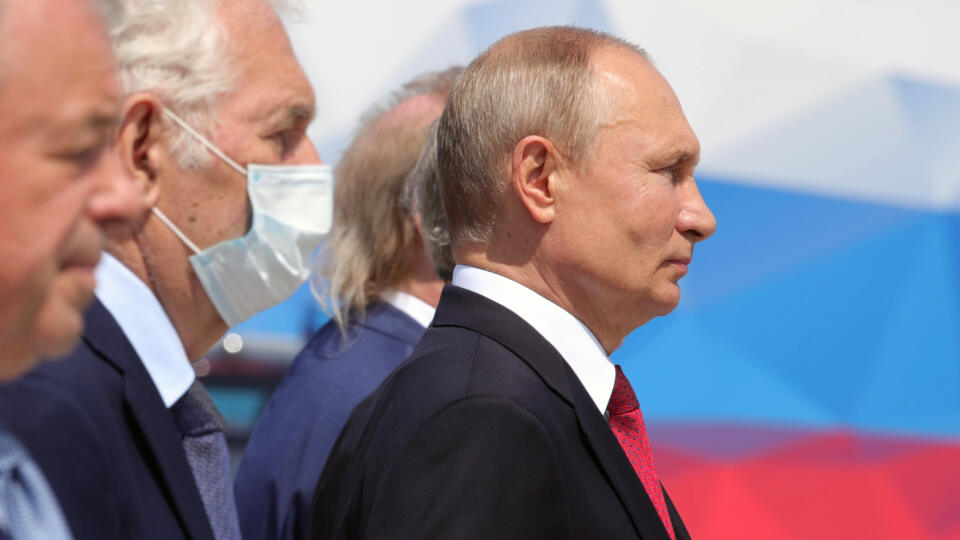 JB 3 Moskva - Ruský prezident Vladimir Putin (vpravo) počas ceremoniálu odovzdávania medailí Zlaté hviezdy hrdinom práce pri príležitosti Dňa Ruska v Moskve 12. júna 2020. Rusko si v piatok pripomína 30 rokov od prijatia Deklarácie o štátnej suverenite Ruskej sovietskej federatívnej socialistickej republiky (RSFSR). Prezident Vladimir Putin sa pri príležitosti Dňa Ruska objavil na verejnosti prvýkrát od vypuknutia koronavírusovej pandémie. Putin sa pri tejto príležitosti zúčastnil na ceremónii v