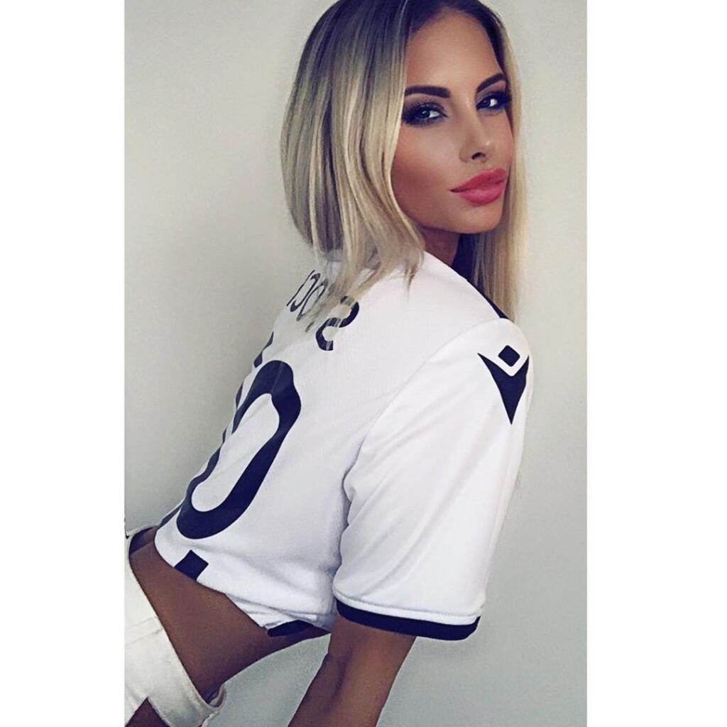 Sexi Paula sa už stihla vyfotiť v drese PAOK-u.