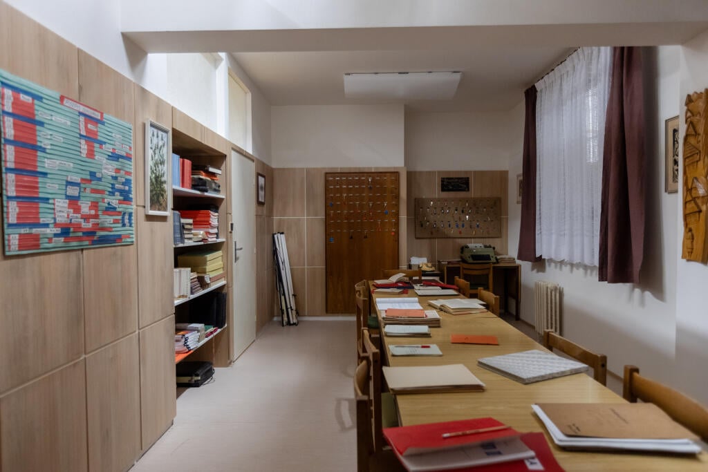V ateliéroch Sľubu: Rekvizity v zborovni museli zodpovedať atmosfére 80. rokov, dôležitý bol každý detail – od nábytku, doplnkov až po dobové obrazy na stenách.