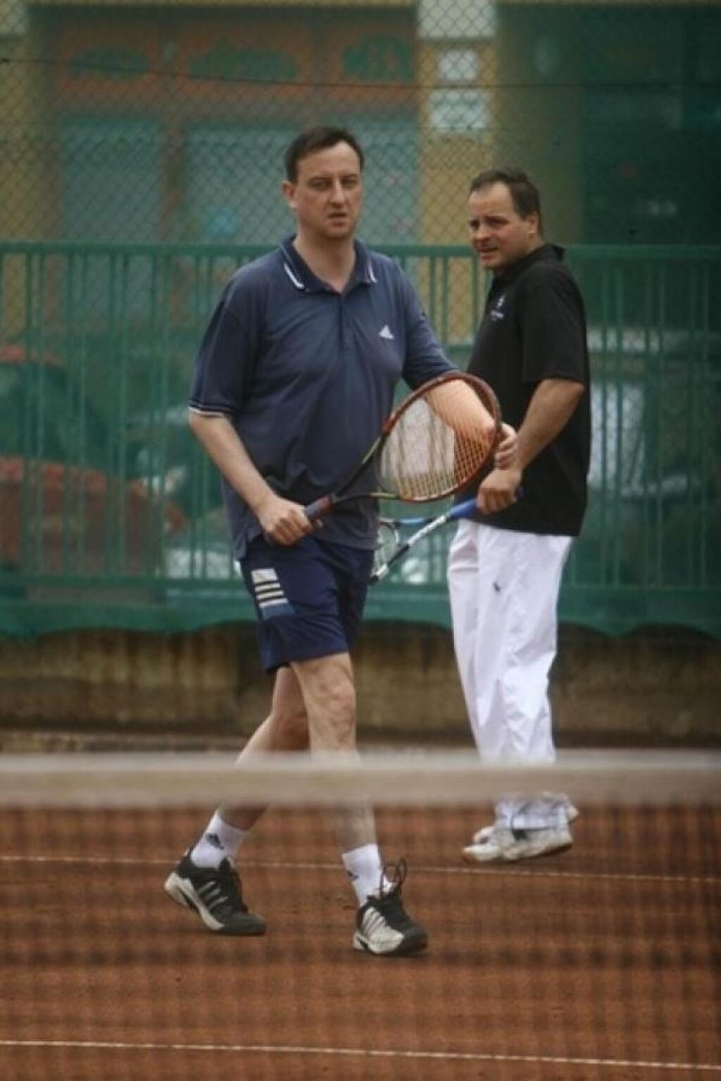 Daniel Krajcer si zahrá tenis. Na fotke s Jurajom Drobom.