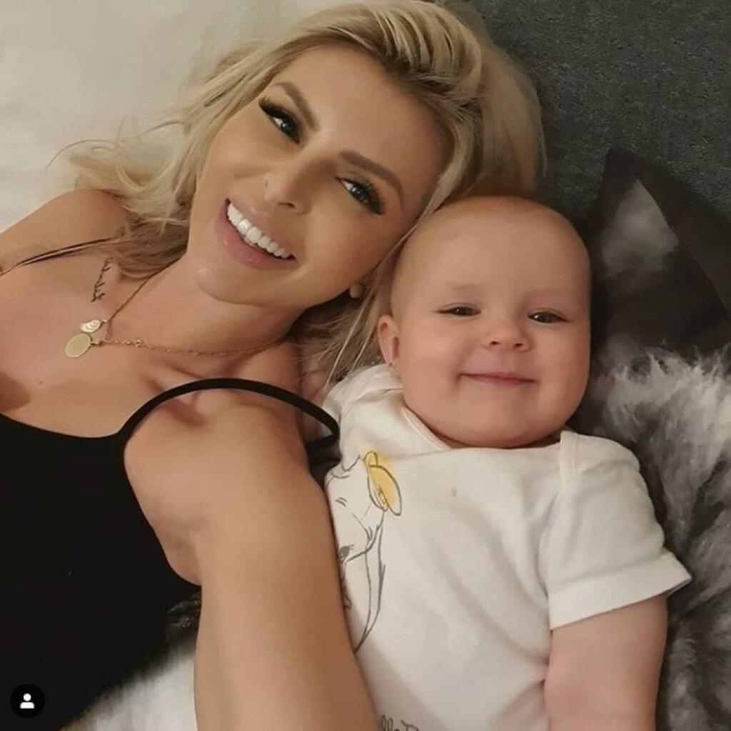 Playmate Lela Ceterová prezdradila, že so zápasníkom Karlosom Vémolom čakala dvojičky. O jedno dieťatko prišla. Vďačná je za dcérku Lili.