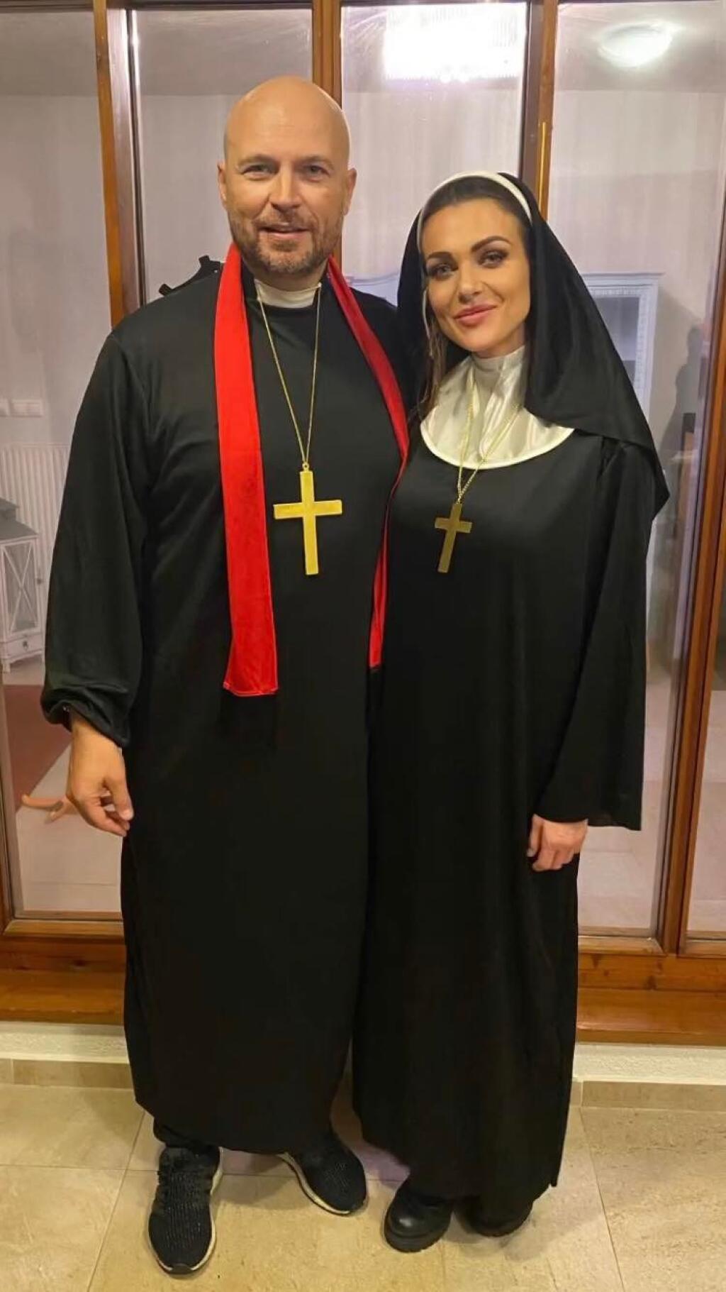 Halloween našich celebrít: Na snímke speváčka Martina Schindlerová s partnerom Marcelom.