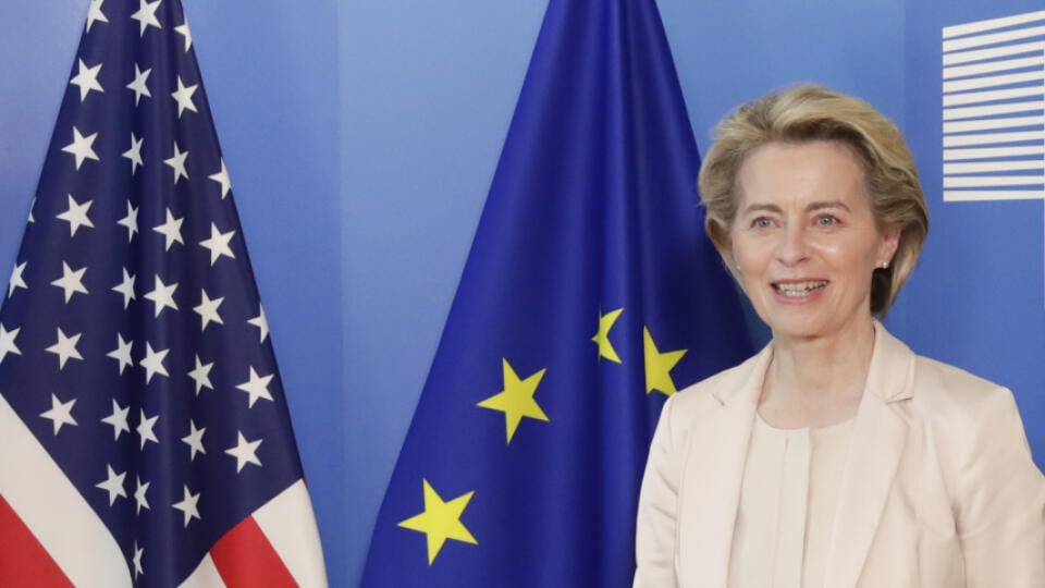 EBE 34 Brusel - Na snímke zľava americký vyslanec pre problematiku zmeny klímy John Kerry a predsedníčka Európskej komisie (EK) Ursula von der Leyenová počas tlačovej konferencie v sídle EÚ Bruseli 9. marca 2021. FOTO TASR/AP
United States Special Presidential Envoy for Climate John Kerry, left, and European Commission President Ursula von der Leyen pose for photographers prior to a meeting at EU headquarters in Brussels, Tuesday, March 9, 2021. US special envoy for climate John Kerry traveled t