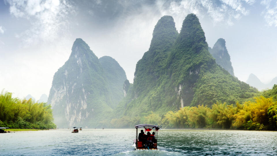 Rieka Li v provincii Guangxi je
známa kľukatým tokom
a typickými kopcami.