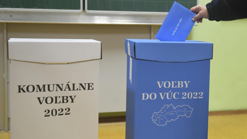 Na Slovensku sa v sobotu o siedmej hodine ráno začali historicky prvé spojené voľby do orgánov samosprávy obcí a do orgánov samosprávnych krajov. Na snímke volič vhadzuje obálku s hlasovacími lístkami do volebnej schránky pre voľby do VÚC na ZŠ Hroncova v Košiciach 29. októbra 2022. FOTO TASR – František Iván