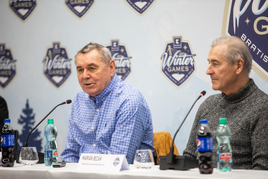 Václav Nedomanský s Mariánom Bezákom počas tlačovej konferencie na Winter Games.