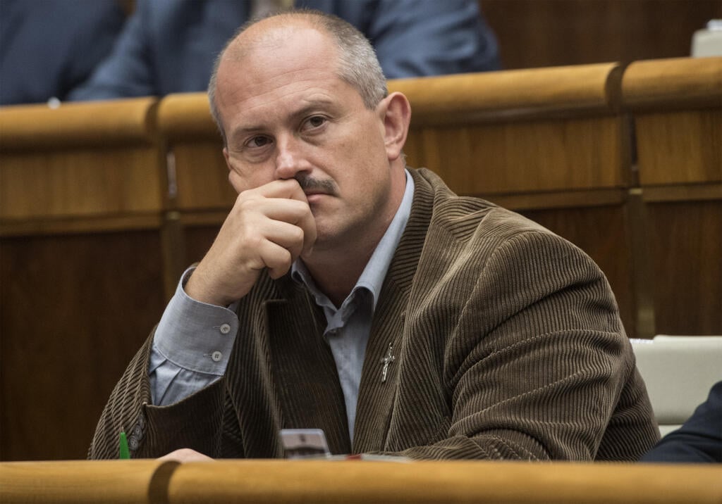 Na snímke poslanec Marián Kotleba bez rúška počas 12. schôdze Národnej rady SR v Bratislave v stredu 16. septembra 2020. FOTO TASR - Martin Baumann