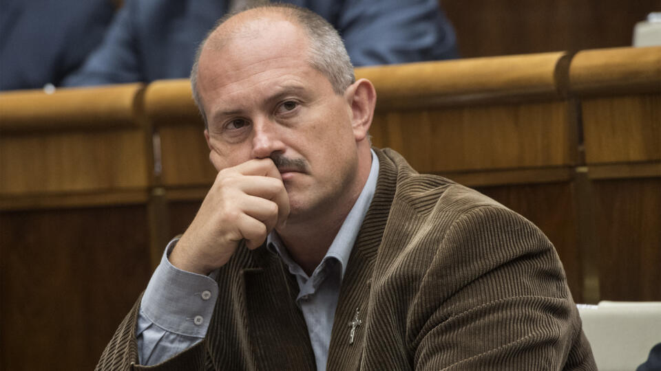 Na snímke poslanec Marián Kotleba bez rúška počas 12. schôdze Národnej rady SR v Bratislave v stredu 16. septembra 2020. FOTO TASR - Martin Baumann