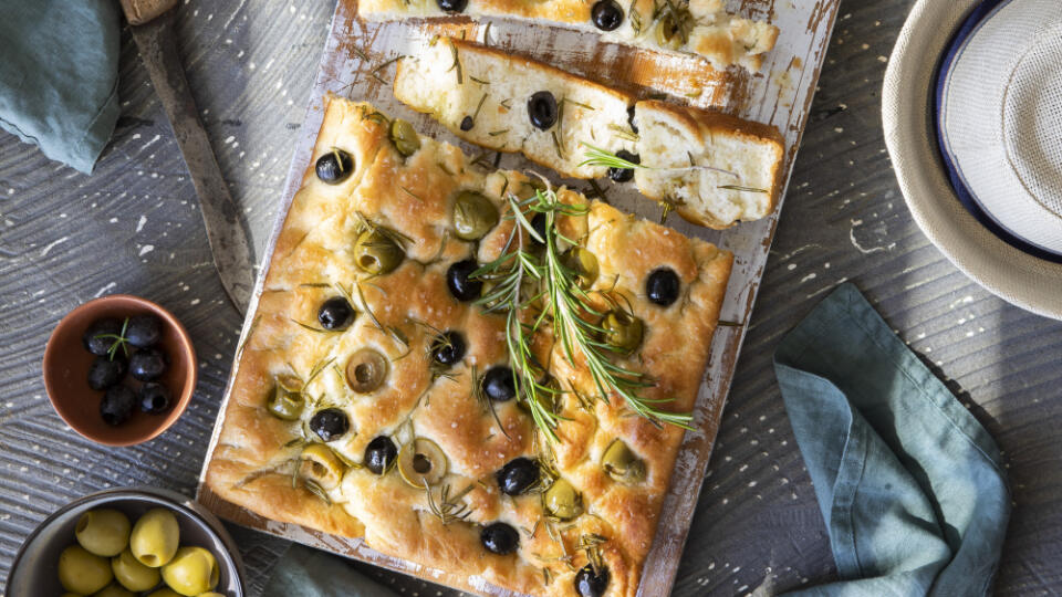 Olivovo - rozmarínová focaccia.