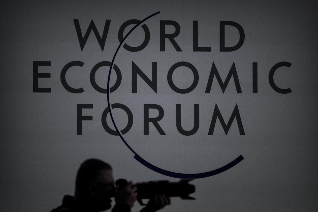 KK56 Davos - Na snímke fotograf fotí na Svetovom ekonomickom fóre (WEF) vo švajčiarskom Davose vo štvrtok 18. januára 2024. Zasadnutie organizácie WEF, ktoré potrvá od 15. do 19. januára, sa tento rok koná pod mottom 