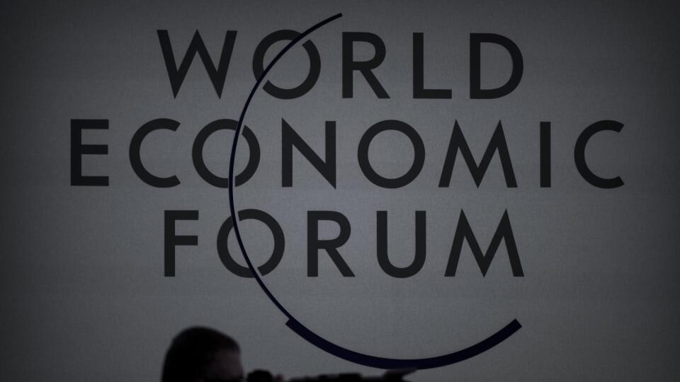 KK56 Davos - Na snímke fotograf fotí na Svetovom ekonomickom fóre (WEF) vo švajčiarskom Davose vo štvrtok 18. januára 2024. Zasadnutie organizácie WEF, ktoré potrvá od 15. do 19. januára, sa tento rok koná pod mottom