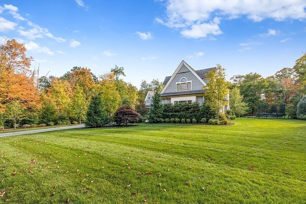 Podľa webu truepeoplesearch.com Zdeno aj jeho manželka bývajú v meste Weston západne od Bostonu. Luxusná vila vo vychytenej štvrti podľa realitného portálu zillow.com má hodnotu 4 milióny dolárov.