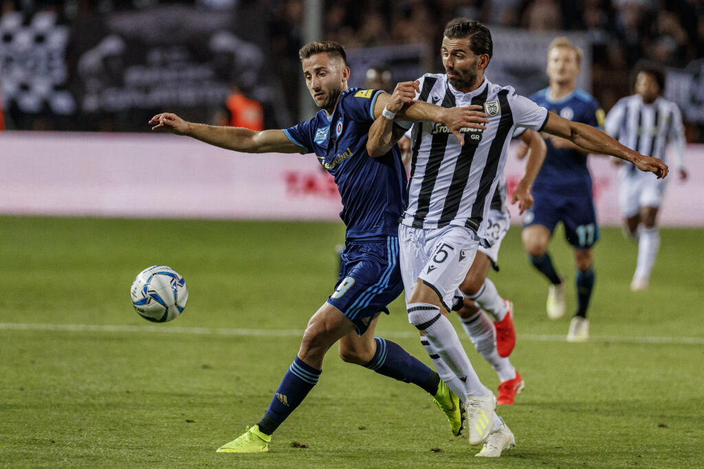 Na snímke Andraž Šporar a José Ángel Crespo počas odvetného zápasu playoff Európskej ligy medzi ŠK Slovan Bratislava a Paok FC.