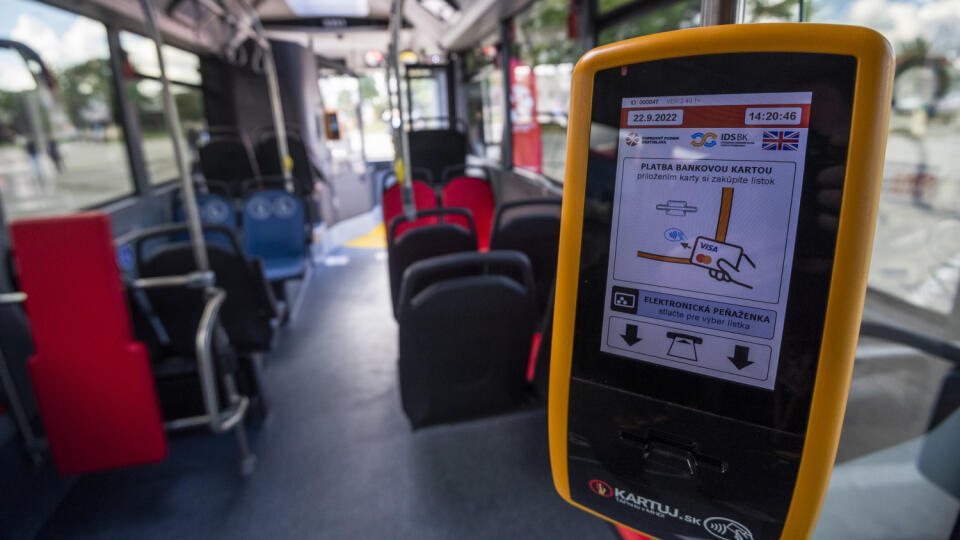 Na snímke označovač lístkov v jednom z 31 nových vyše 18 m dlhých kĺbových autobusov tureckej značky Otokar, ktoré predstavili vo vozovni Jurajov dvor pri príležitosti Medzinárodného dňa bez áut v Bratislave 22. septembra 2022. FOTO TASR - Jaroslav Novák
