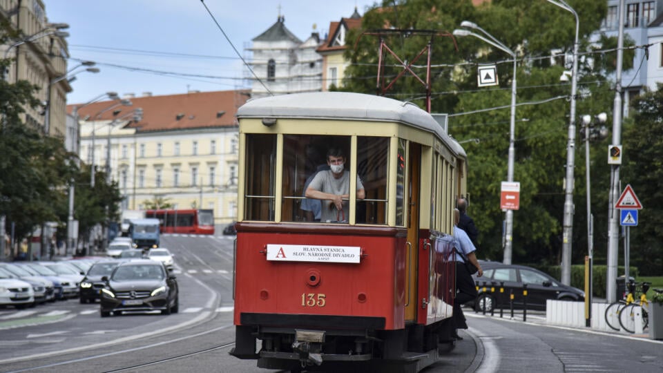 Dopravný podnik Bratislava si pripomína 125. výročie Mestskej hromadnej dopravy v Bratislave jazdami historických vozidiel pre verejnosť. Na snímke historická električka Mestskej hromadnej dopravy v Bratislave 27. augusta 2020. FOTO TASR - Pavol Zachar