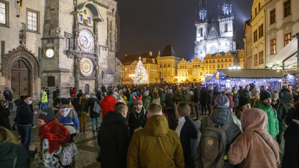 Staromestské námestie v Prahe bolo vo štvrtok plné ľudí, akoby bol znova rok 2019 – nepoznačený reštrikciami a zrušenými vianočnými trhmi.
