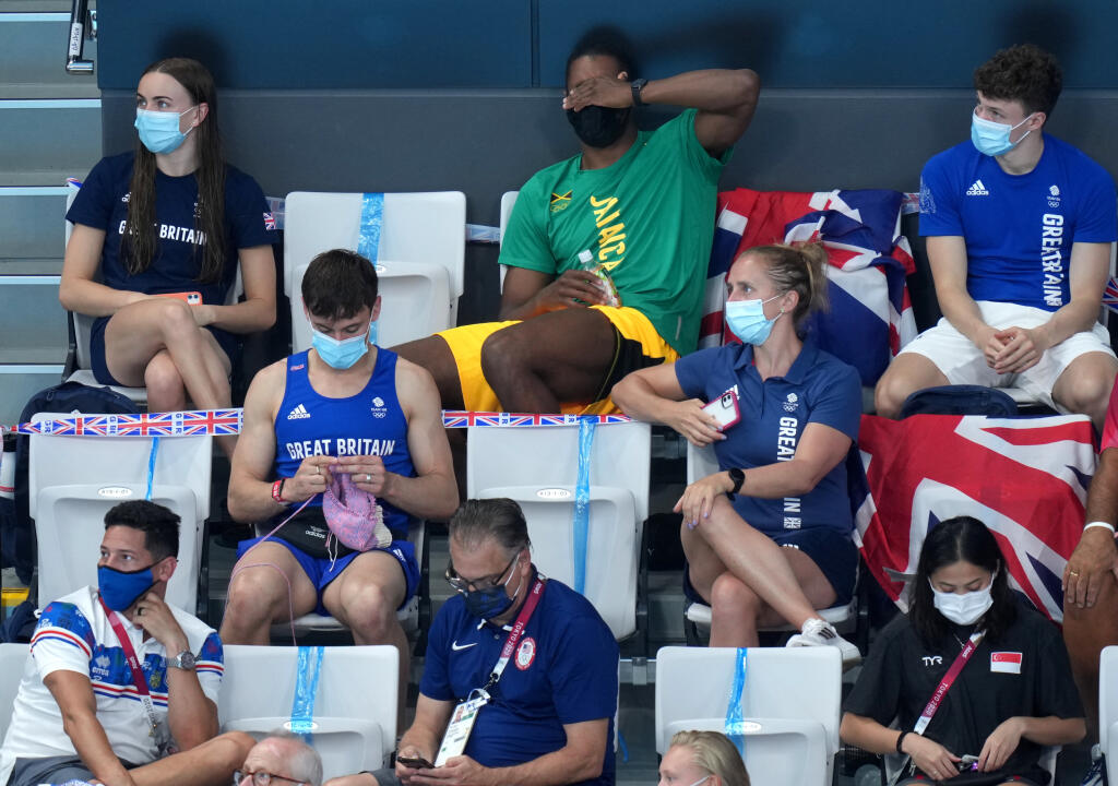 Bez ihlíc a vlny ani na krok. Britský skokan do vody Tom Daley bol na olympiáde stredobodom pozornosti, a to nielen vďaka zisku zlatej medaily. Štrikovanie si zobral aj na tribúnu.
