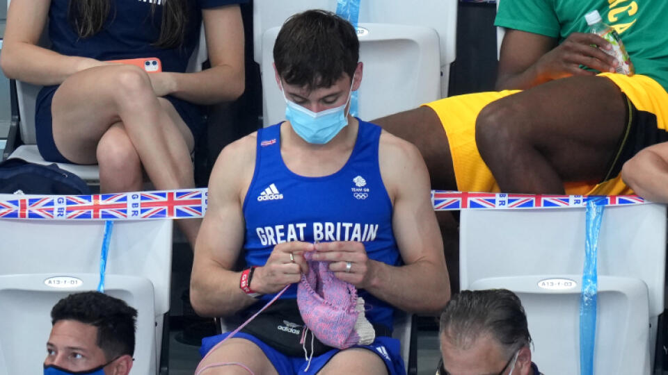 Bez ihlíc a vlny ani na krok. Britský skokan do vody Tom Daley bol na olympiáde stredobodom pozornosti, a to nielen vďaka zisku zlatej medaily. Štrikovanie si zobral aj na tribúnu.