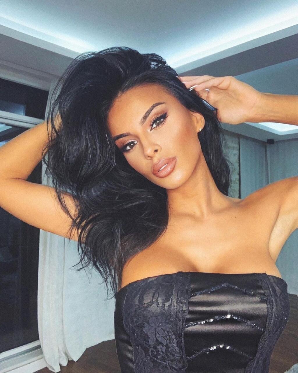 Sexi Angiela Šimačová sa rada chváli svojimi prsiami aj guľatým zadočkom.