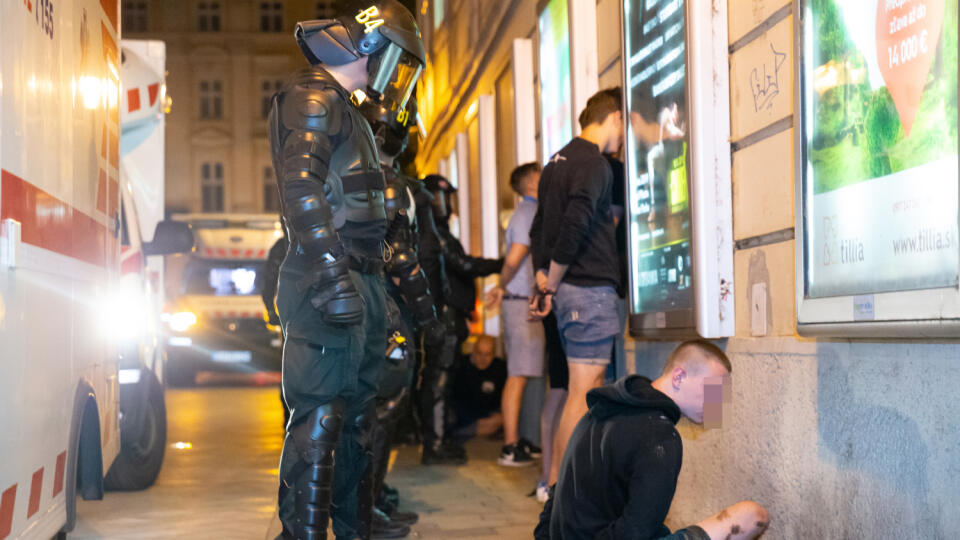 Službukonajúci sudca Okresného súdu (OS) Bratislava I začal v nedeľu krátko po 13.00 h na neverejnom zasadnutí rozhodovať o obžalobe prokurátora Okresnej prokuratúry Bratislava I voči siedmim futbalovým fanúšikom, ktorí sa v stredu večer (10. 7.) v centre Bratislavy dopustili bitky a výtržností.